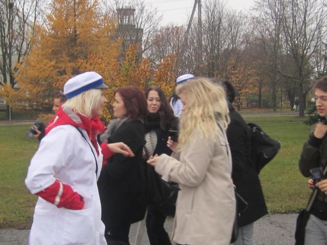 27. Kaisa Moor jagab osalejatele TTK kommi