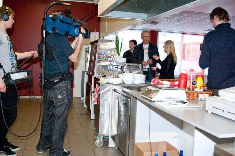 Ain Peil, Vallo Nuust ja rektor Ülle Ernits kõrgkooli kohvikus