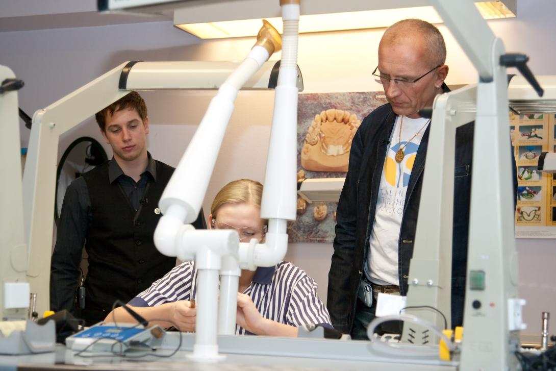 Aine Peil, hambatehnika õppetooli üliõpilane ja Vallo Nuust hambatehnika praktikumis