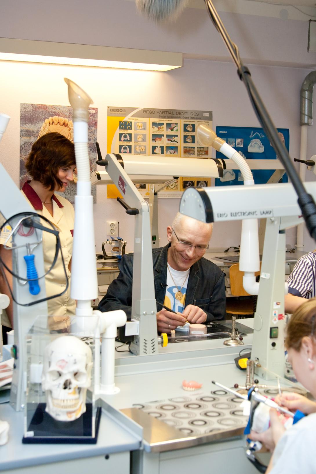 Marit Paljak ja Vallo Nuust hambatehnika praktikumis
