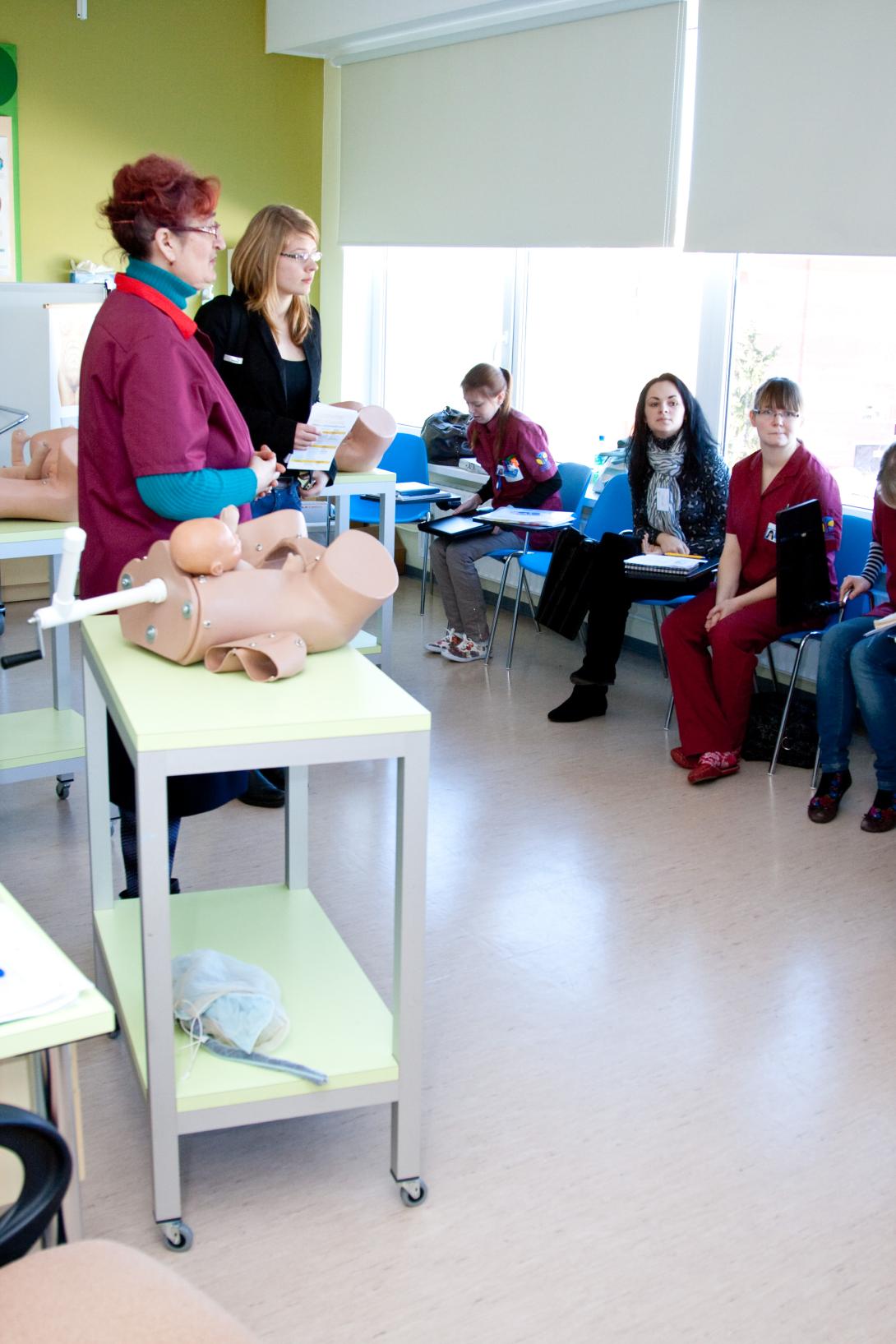 Urve Kaasik-Aaslav toimingute tundi läbi viimas