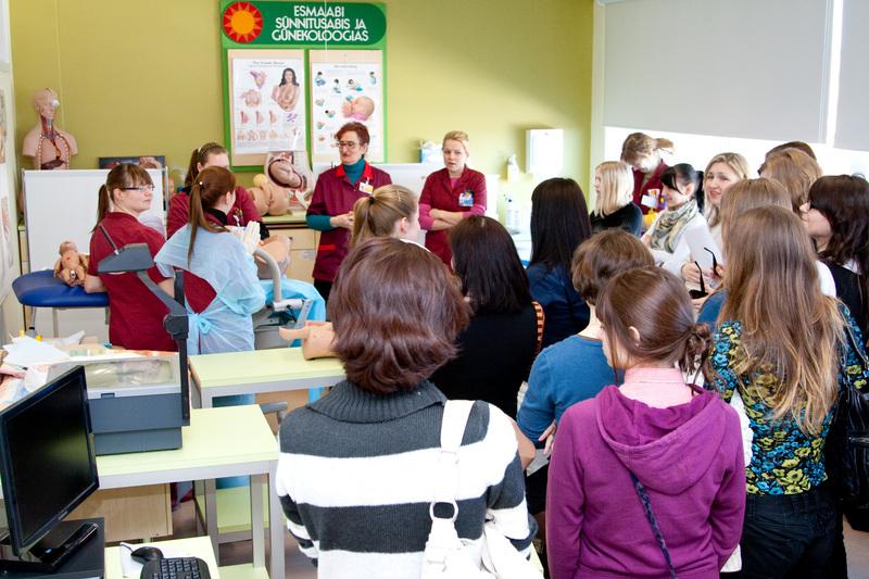 Urve Kaasik-Aaslav toimingute tundi läbi viimas