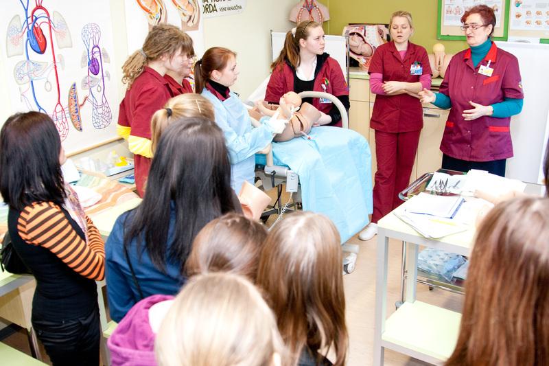 Urve Kaasik-Aaslav toimingute tundi läbi viimas