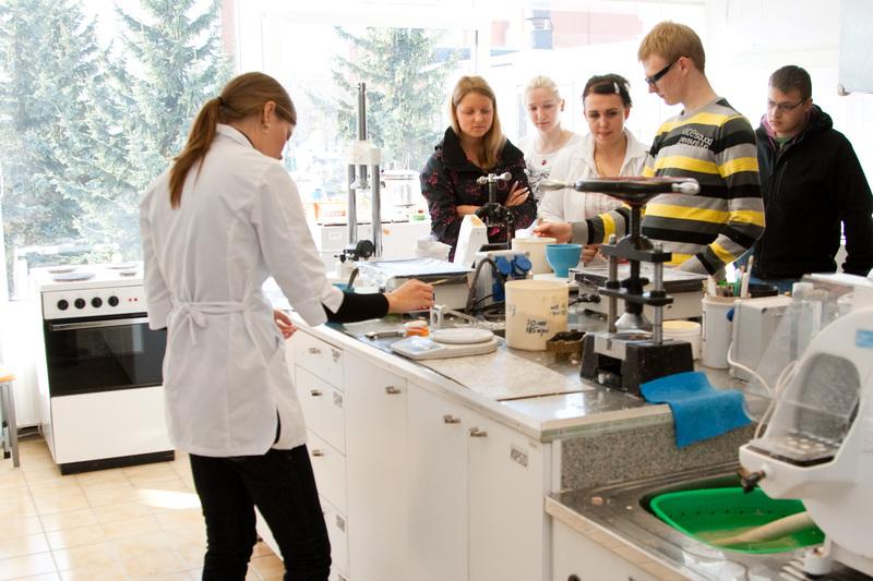 Hambatehnika tudengid koos külastajatega