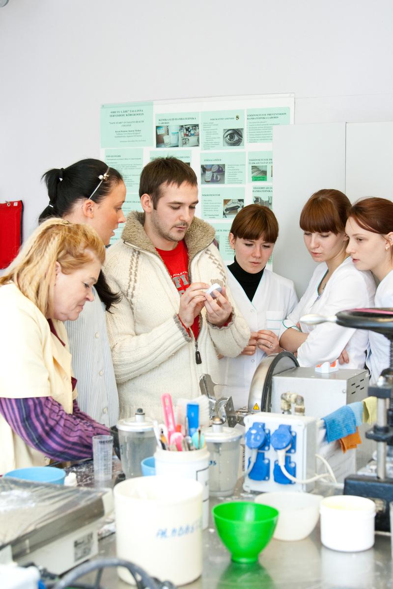 Huvilised hambatehnika laboratooriumis